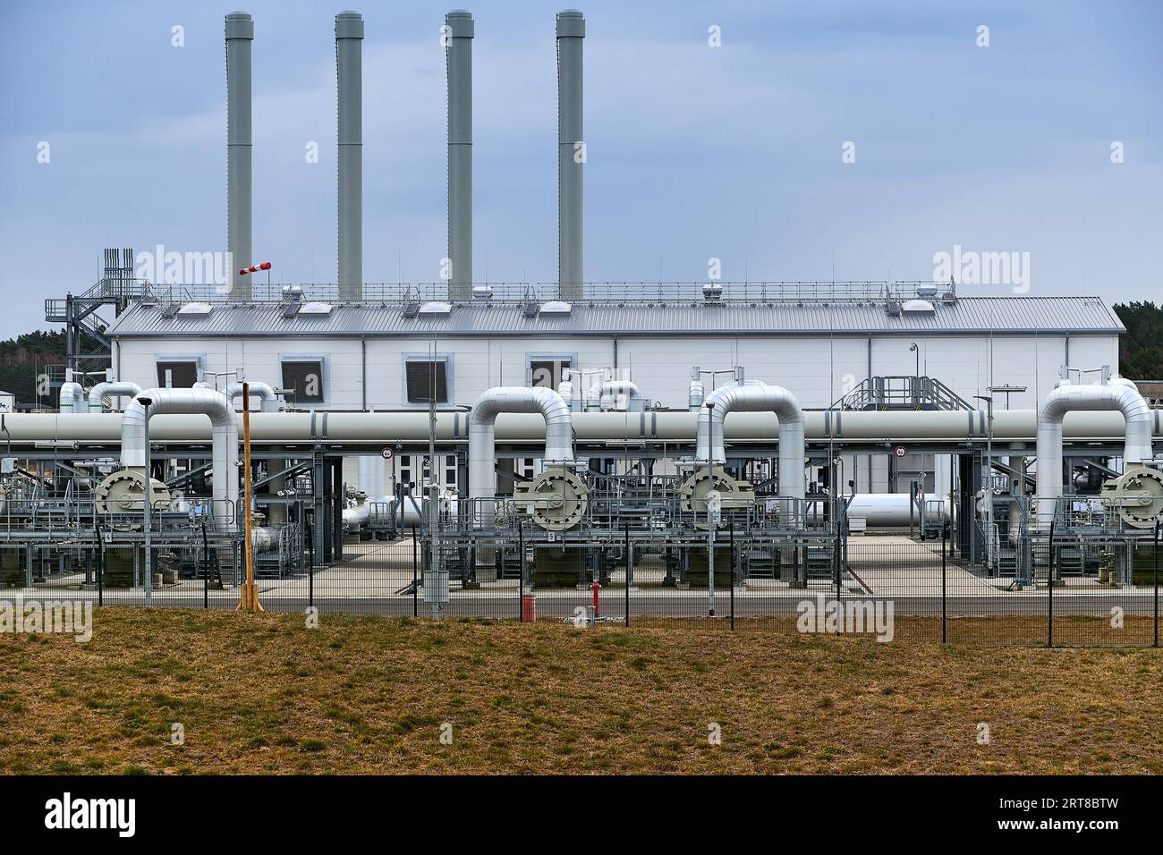 Deutschland, 3. April 2022: Gasleitungen, Anschlüsse, Ausrüstung und Druckminderer auf dem Landfallgelände der Nord Stream 2-Pipeline von Gazprom in Deutschland. Stockfoto