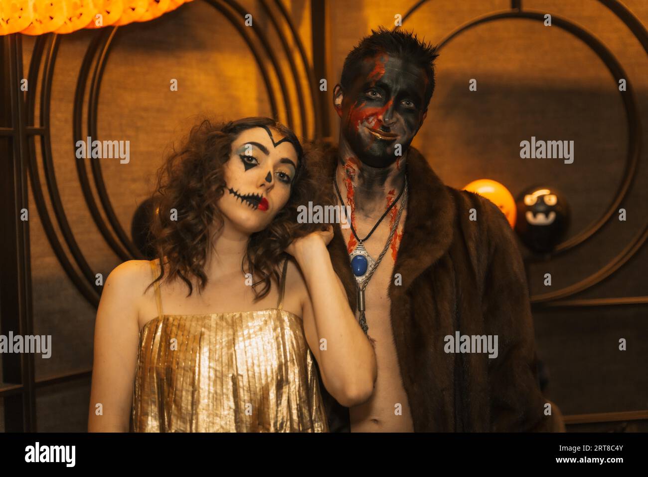 Halloween-Party mit Freunden in einem Disco-Nachtclub, Porträt eines Paares in Kostümen Stockfoto