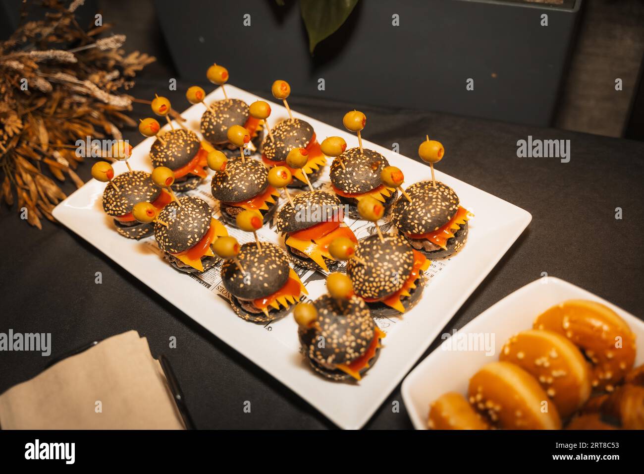 Halloween Essen und Süßigkeiten in Form von Kürbissen auf einer Party, kleiner Geisterburger Stockfoto