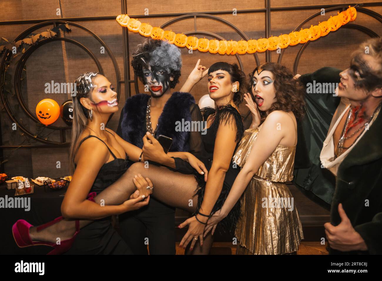 Porträt von Freunden in Kostümen auf der halloween-Party mit Freunden in der Disco Nachtclub, Blick auf die Kamera Stockfoto