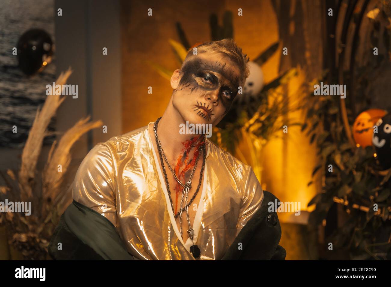 Halloween-Party mit Freunden in einem Disco-Nachtclub, Porträt eines blonden Mannes in Zombie-Make-up Stockfoto