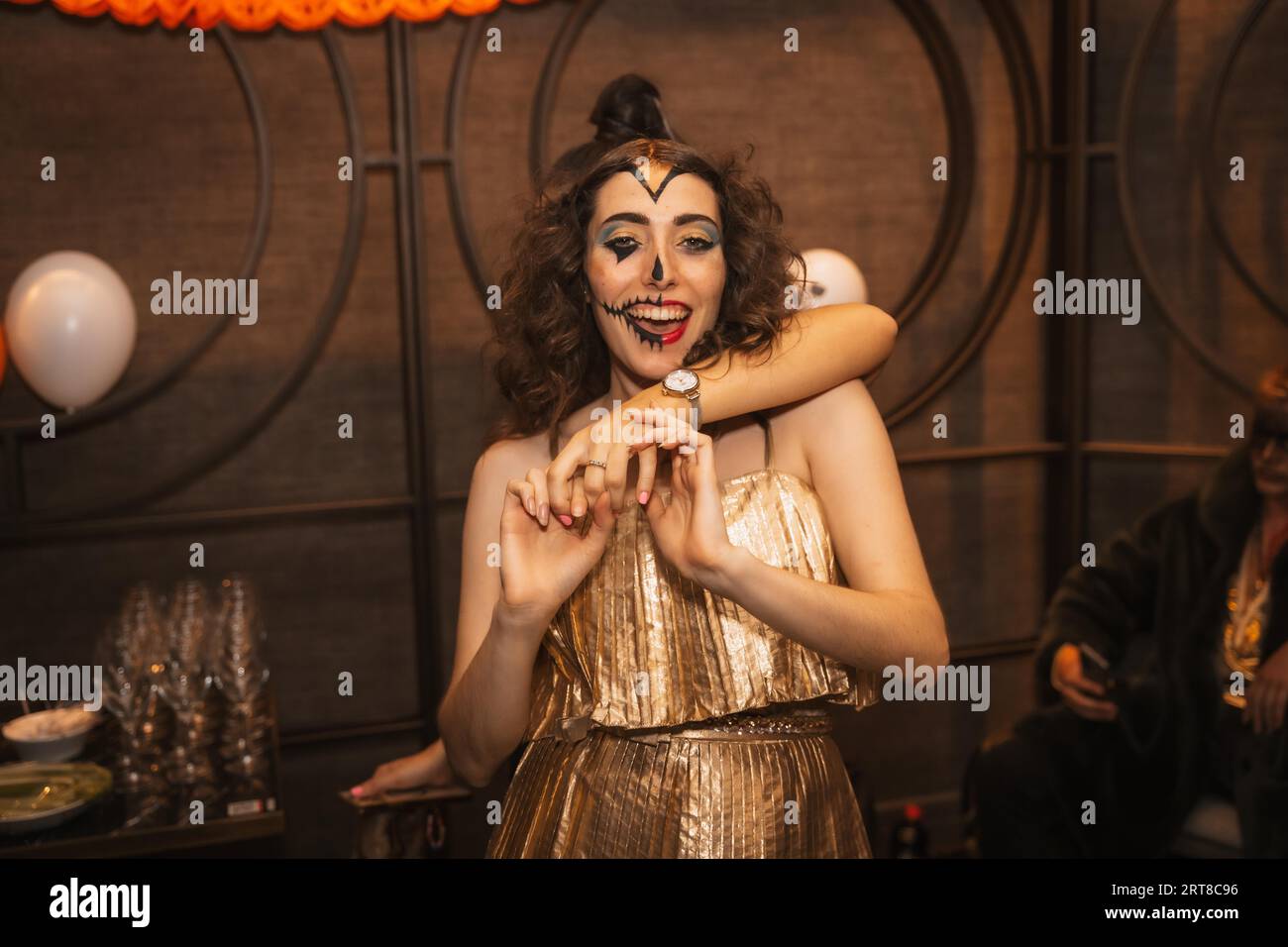 Porträt weiblicher Freunde mit Spaß auf der halloween-Party mit Freunden im Disco-Nachtclub Stockfoto