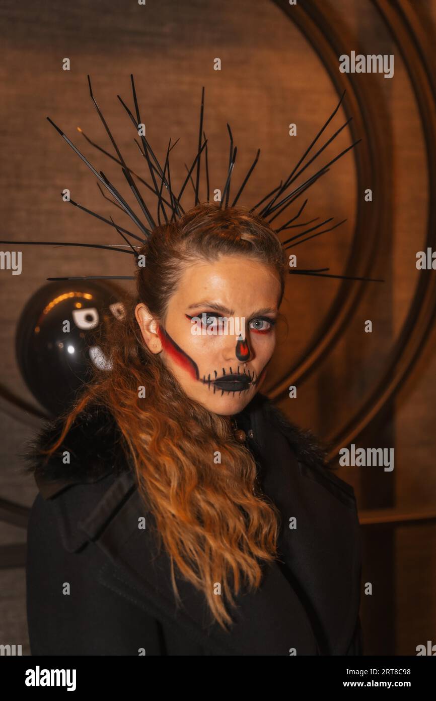 Halloween-Party mit Freunden in einem Disco-Nachtclub, Porträt einer Frau mit gemaltem Gesicht und Spikes Stockfoto