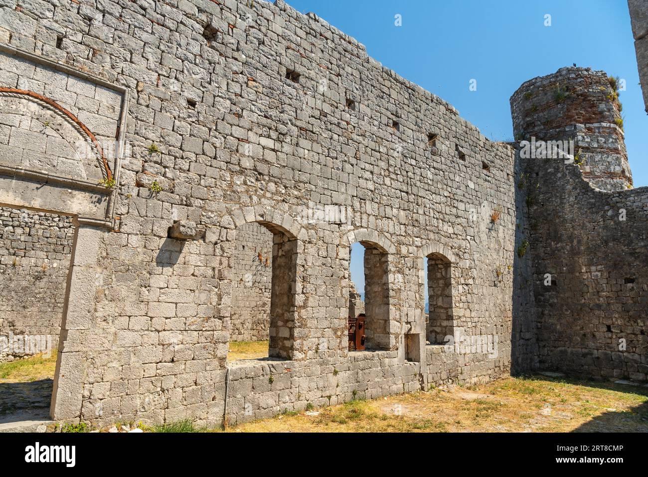 Fatih Sultan Mehmet Moschee oder Fatih Moschee Ruinen der Burg Rozafa in der Stadt Shkoder. Albanien Stockfoto