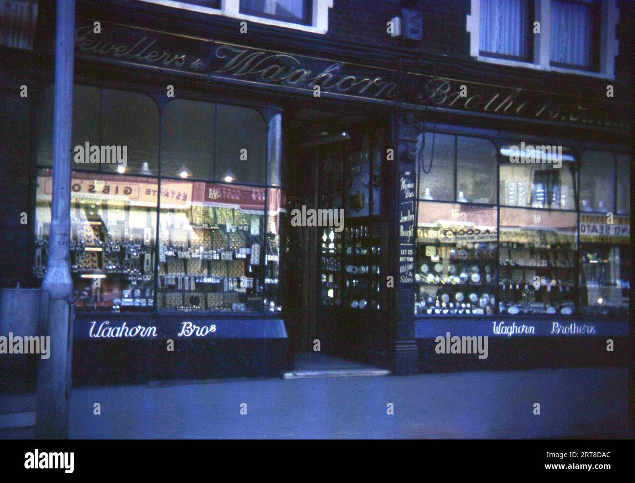 1970er Jahre, historisch, außen, abends und Blick auf die Ladenfront der traditionellen Juweliere, Waghorn Brothers of Croydon, South London, England, UK. Stockfoto