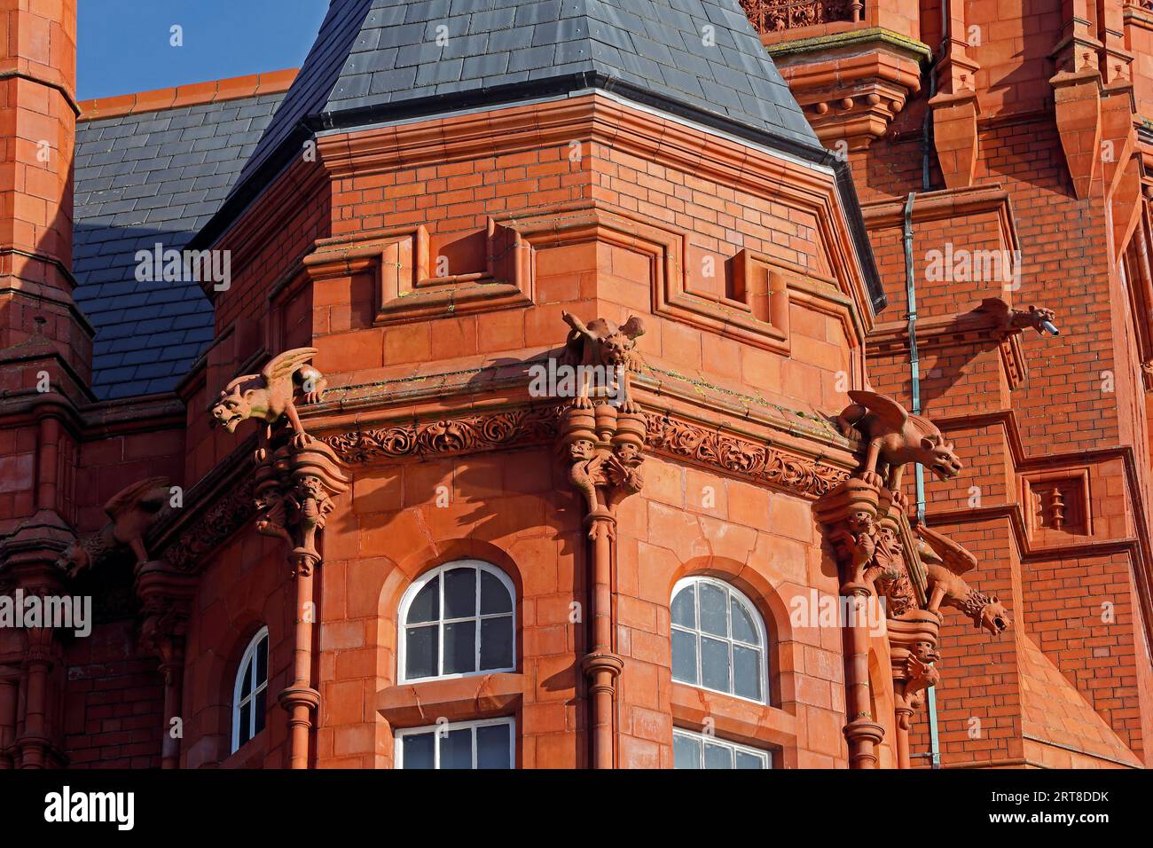 Wasserspeier und dekorative Details aus dem Pierhead Building, Cardiff Bay. Vom September 2024 Stockfoto