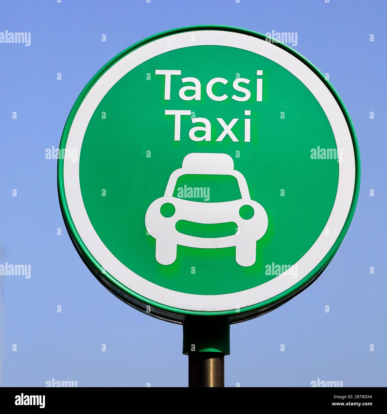 Runder grüner Taxistand zweisprachiges walisisches/englisches Schild für Tacsi/Taxi Stockfoto