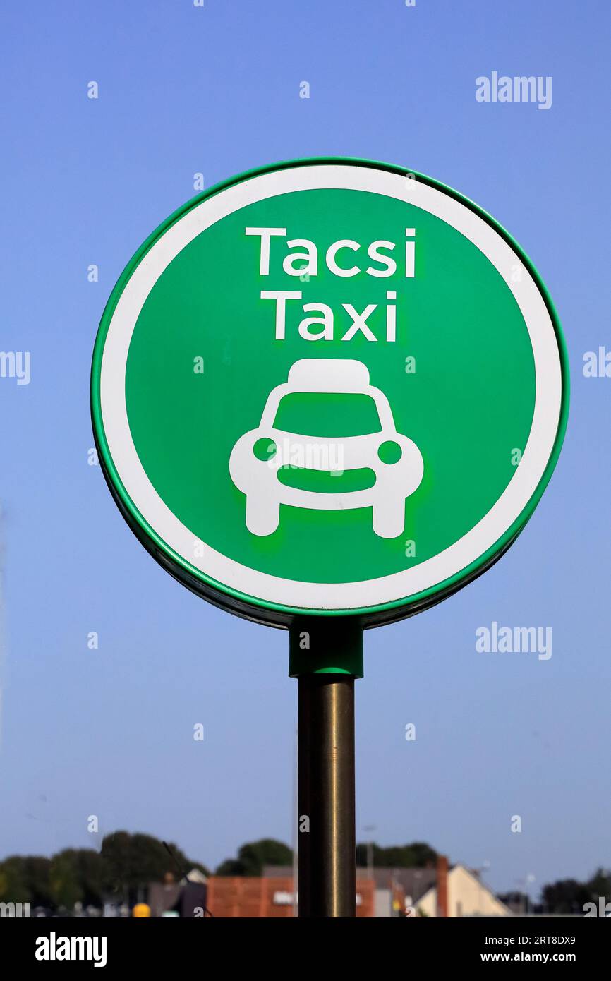 Runder grüner Taxistand zweisprachiges walisisches/englisches Schild für Tacsi/Taxi Stockfoto