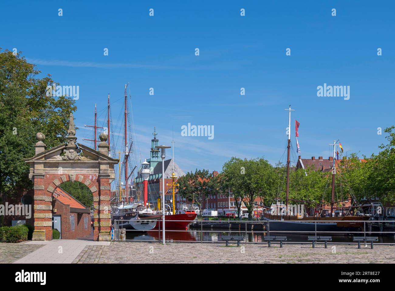 Hafentor, historisches Stadttor von 1635, Emden, Ostfriesland, Niedersachsen, Deutschland Stockfoto
