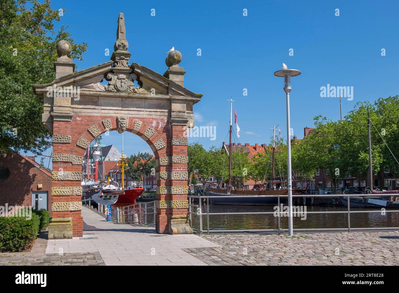Hafentor, historisches Stadttor von 1635, Emden, Ostfriesland, Niedersachsen, Deutschland Stockfoto