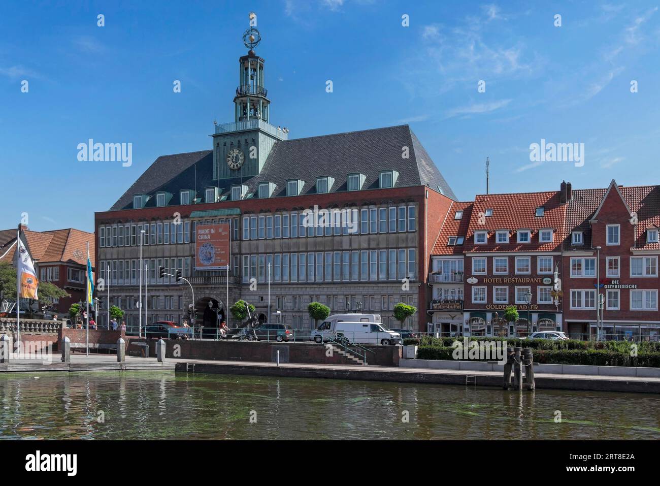 Rathaus mit ostfriesischem Landesmuseum, Ratsdelft, Emden, Ostfriesland, Niedersachsen, Deutschland Stockfoto