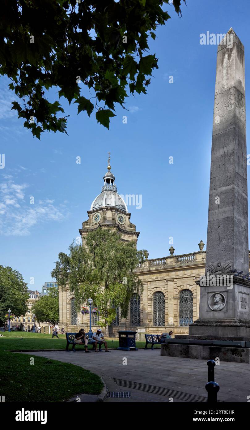 St. Philips Cathedral Birmingham und Burnaby Obelisk, auch bekannt als Khiva 1875, auf dem Cathedral Square England, Großbritannien Stockfoto