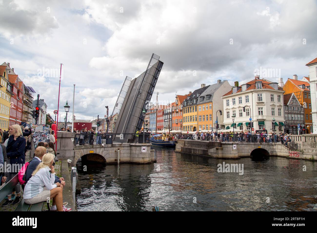 Kopenhagen, Dänemark, 2. September 2017: Offene Zugbrücke in der berühmten Gegend von Nyhavn im historischen Stadtzentrum Stockfoto