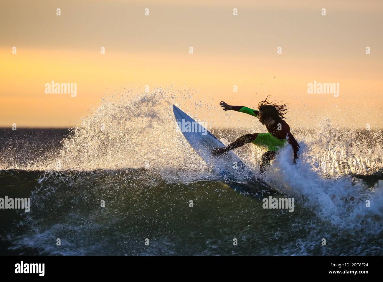 Bells Beach, Australien, Januar 30 2017: Surfer in Aktion am berühmten Bells Beach bei Sonnenaufgang in der Nähe von Torquay, Victoria, Australien Stockfoto