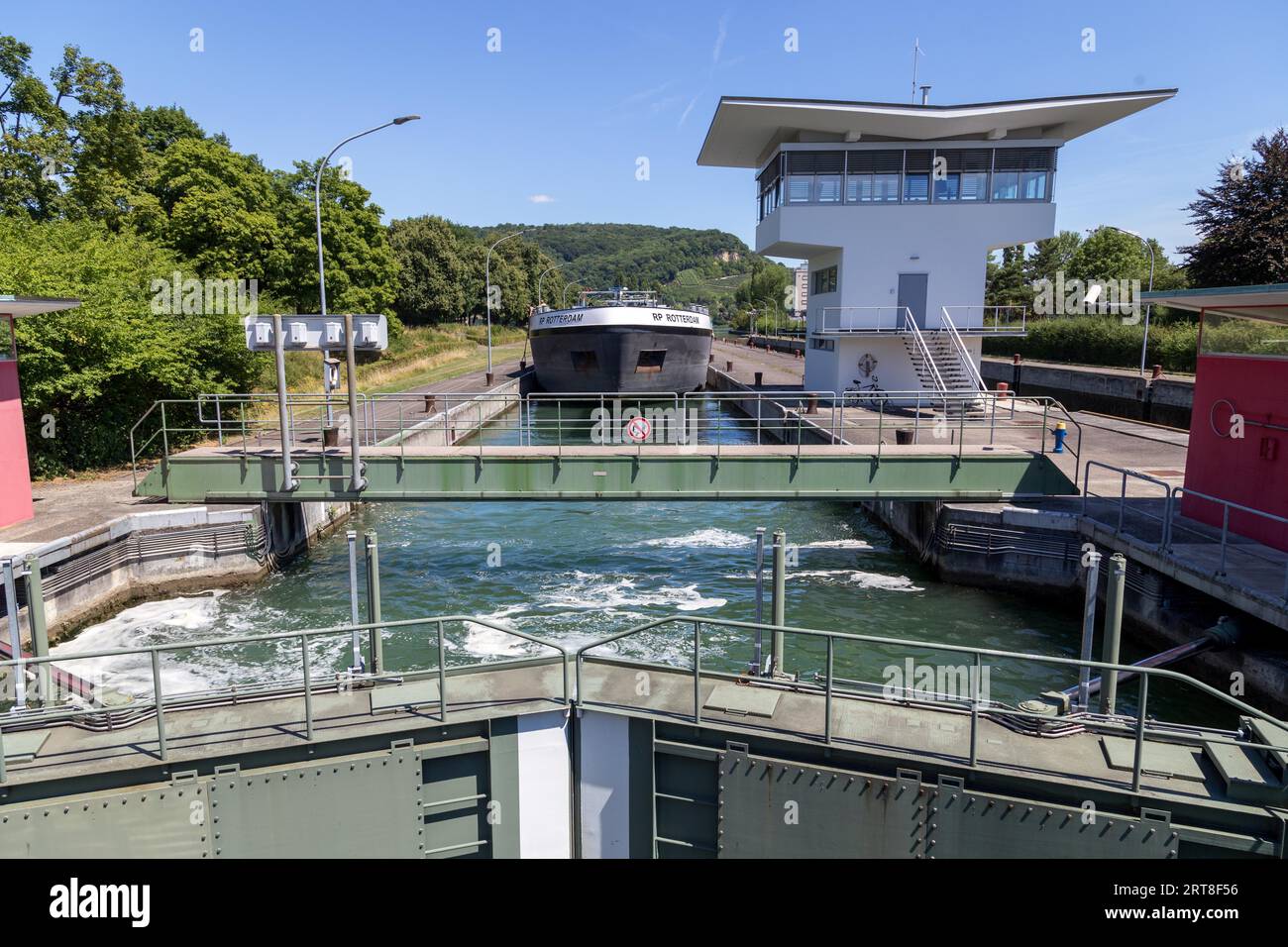 Basel, Schweiz, 17. Juli 2017: Ein Frachtschiff in der Wasserschleuse Birsfelden Stockfoto