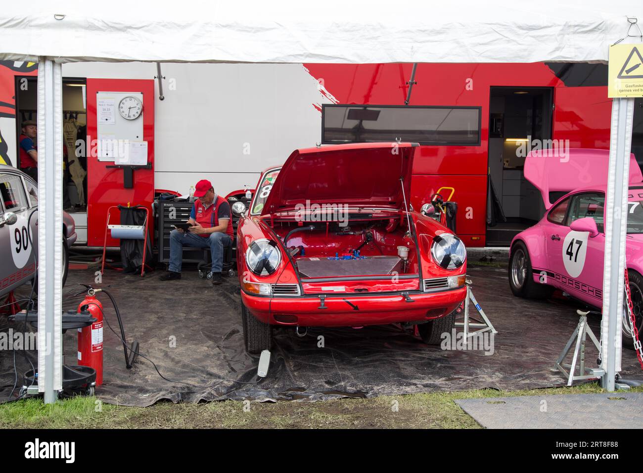 Kopenhagen, Dänemark, 6. August 2017: Ein roter Porsche 911 mit offener Motorhaube beim historischen Grand Prix 2017 Stockfoto