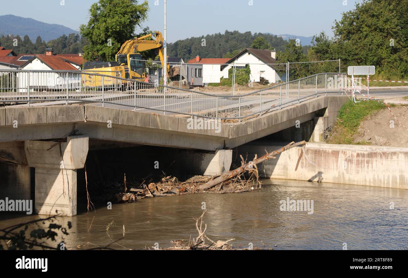 Straße mit zerstörter Brücke und eingestürzter Stahlbetonsäule in den Fluss Stockfoto