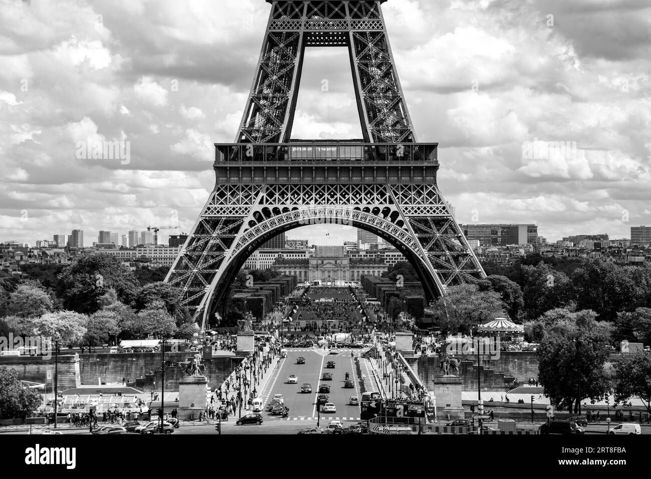 Paris, Frankreich, 12. Mai 2017: Blick auf den berühmten Eiffelturm in Schwarz-weiß Stockfoto