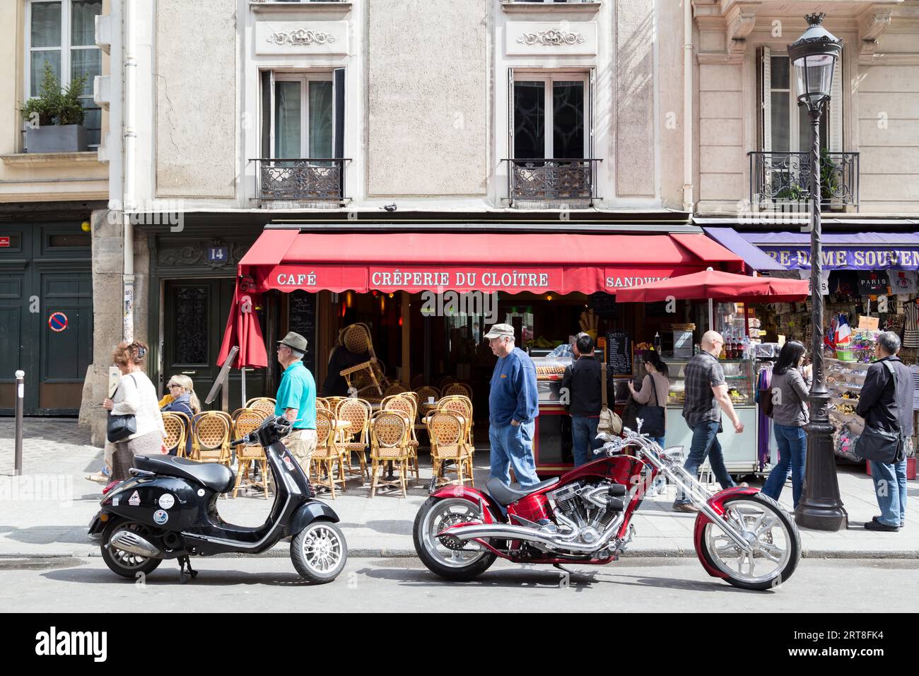Paris, Frankreich, 11. Mai 2017: Menschen und Motorräder vor einem Café in den Straßen von Paris Stockfoto