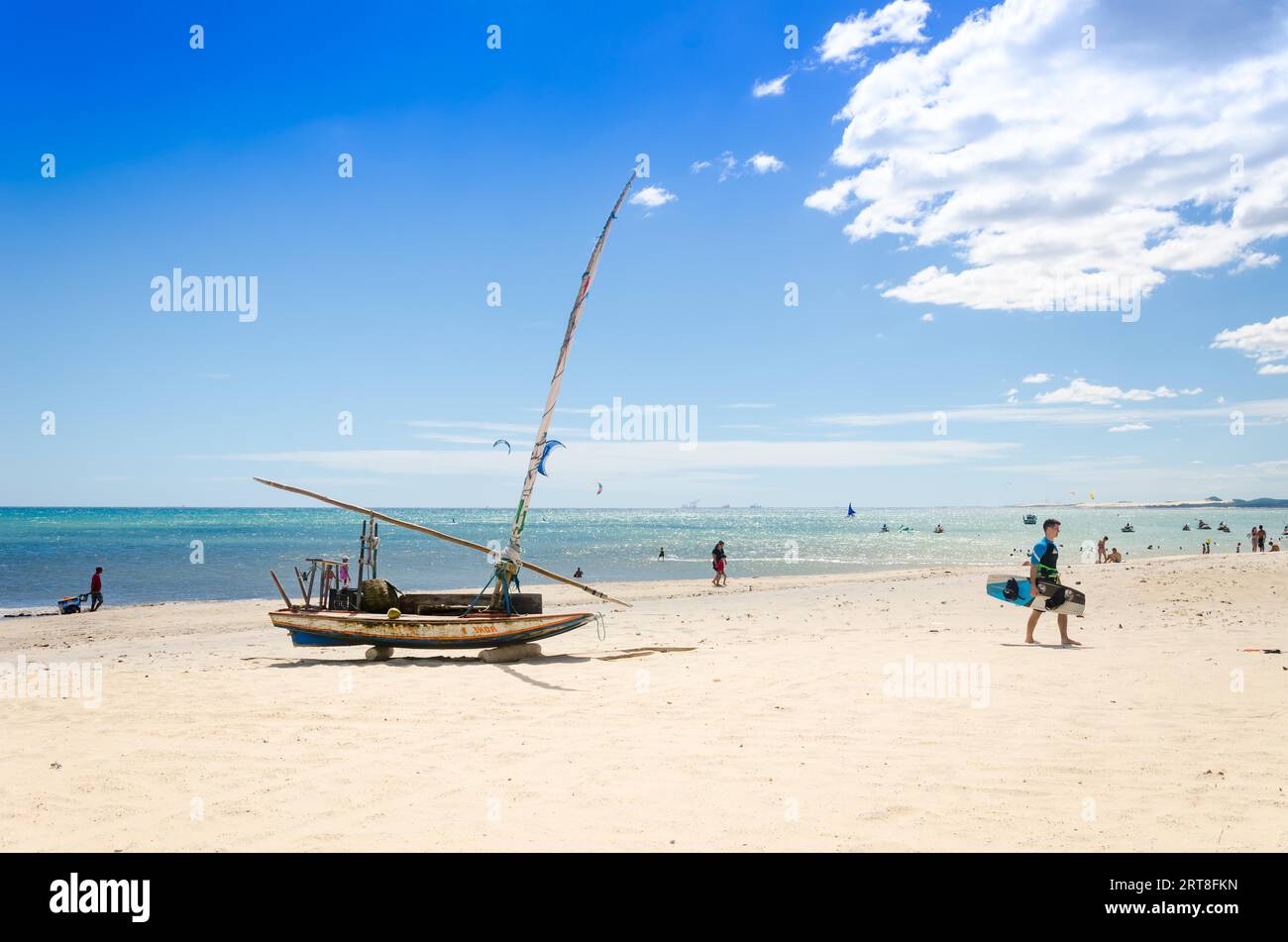 Cumbuco, Brasilien, May 9, 2017: angelegte jangada Boot über den weißen Sandstrand in Brasilien Stockfoto