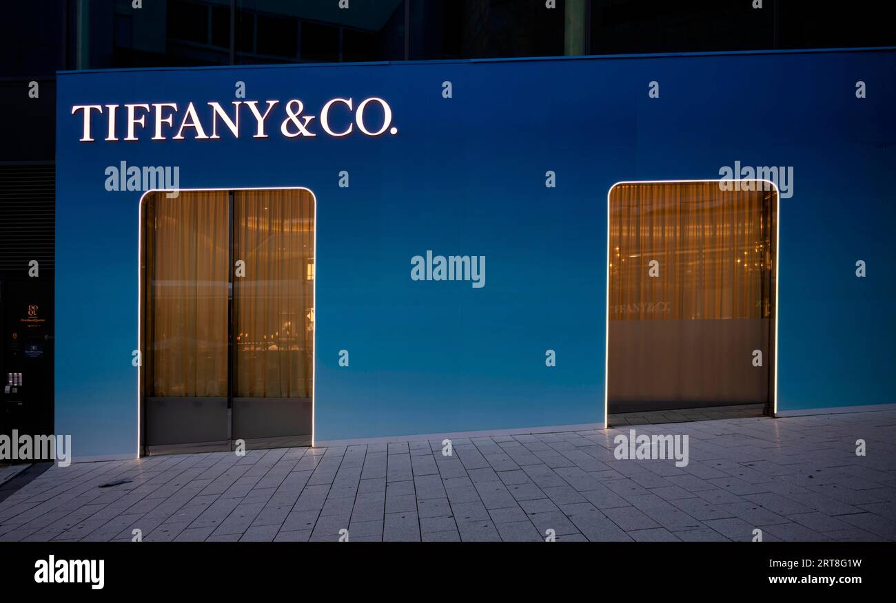 Tiffany & Co Brand Store, Logo, Retail Store, Dorotheen Quartier, DOQU, Einkaufszentrum, Blue Hour, Stuttgart, Baden-Württemberg, Deutschland Stockfoto