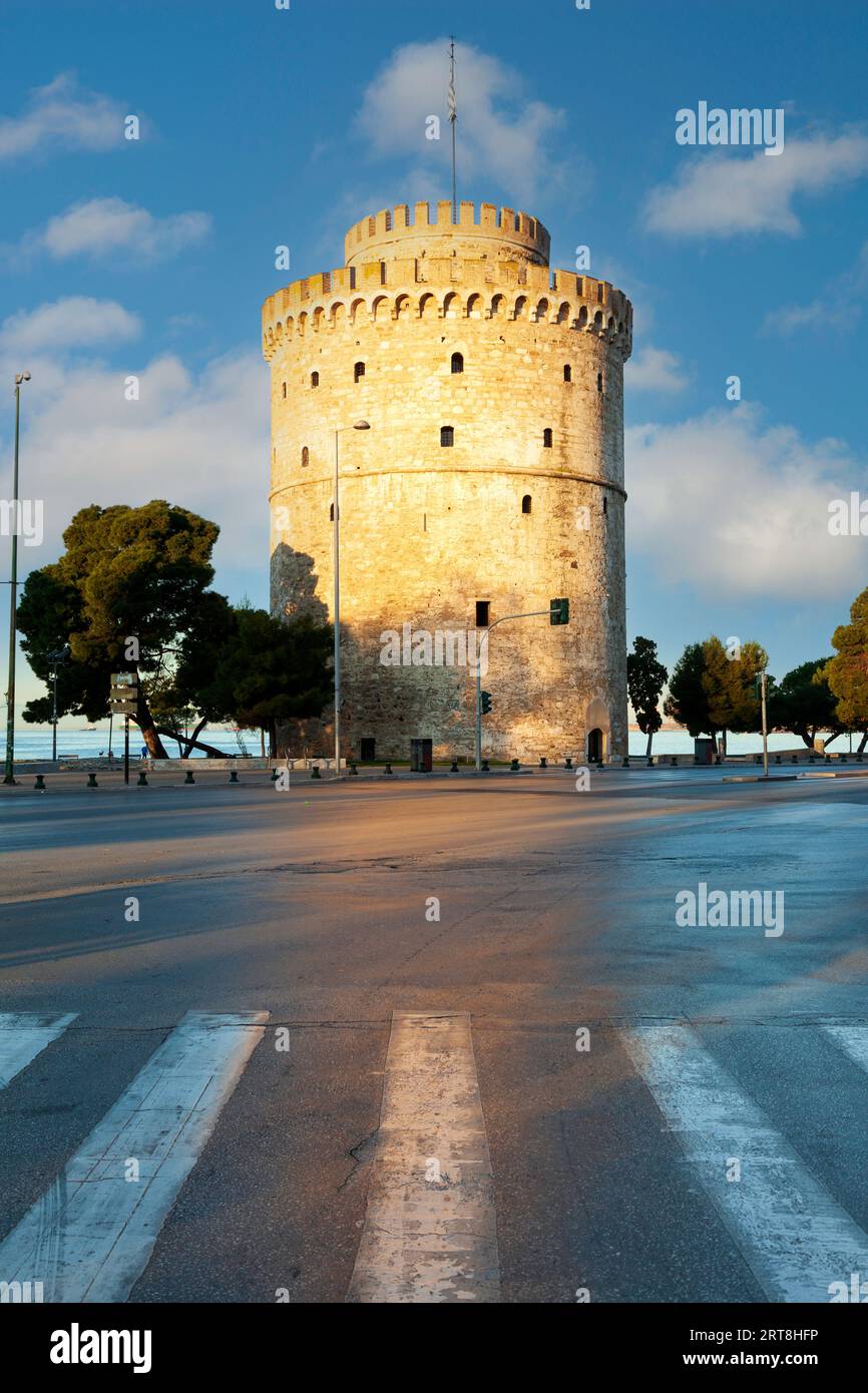 Der Weiße Turm, Symbol der Stadt Thessaloniki, mit einem Zebrastreifen im Vordergrund, in der Region Mazedonien, Griechenland, Europa. Stockfoto