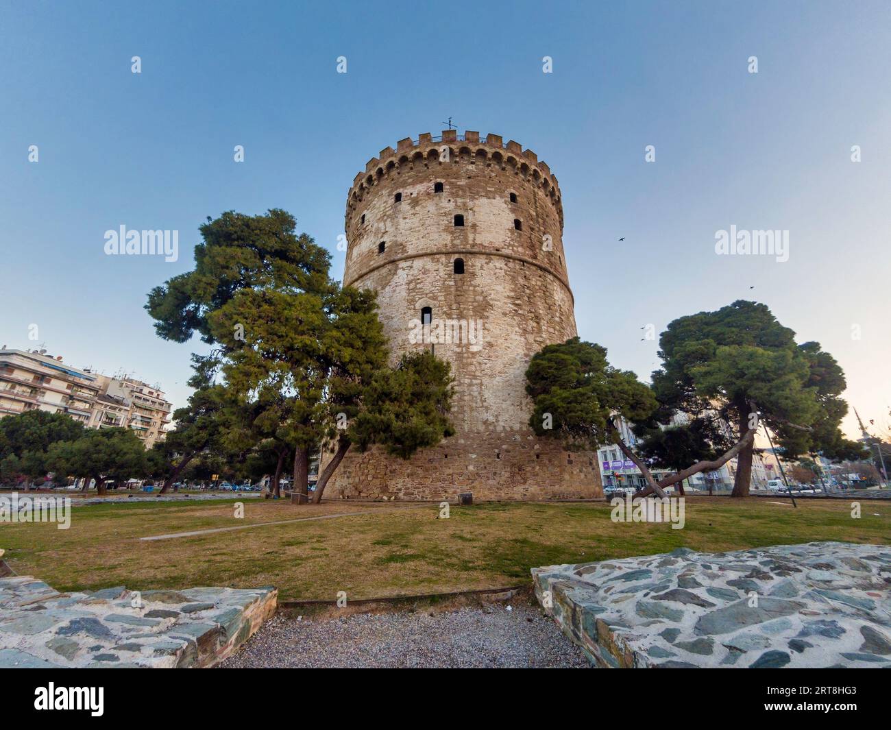Der Weiße Turm, Symbol der Stadt Thessaloniki, Makedonien, Griechenland, Europa, von der Seite von Nea Paralia gesehen. Stockfoto