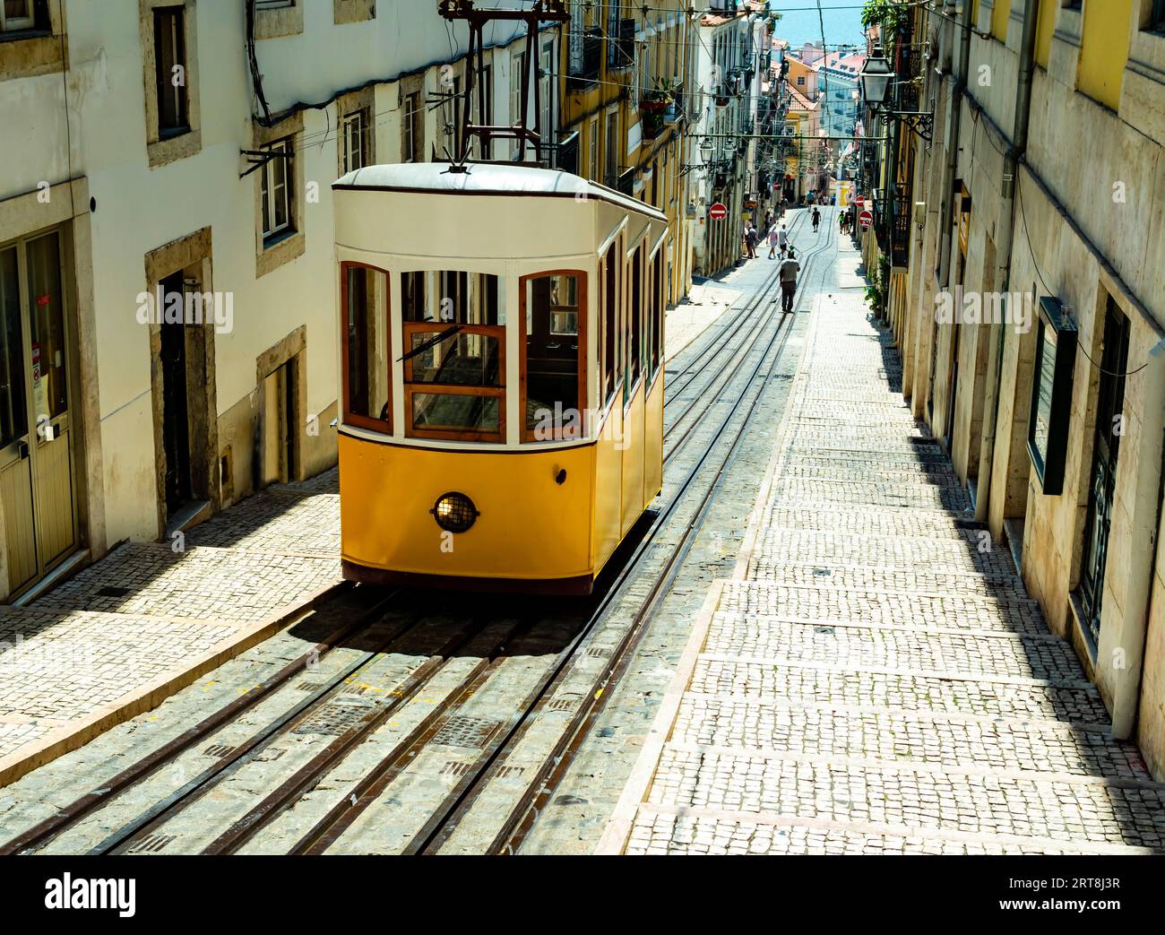 Atemberaubender Blick auf den berühmten Elevador da Bica, eine Retro-gelbe Straßenbahn, die im historischen Zentrum von Lissabon, Portugal, verkehrt Stockfoto