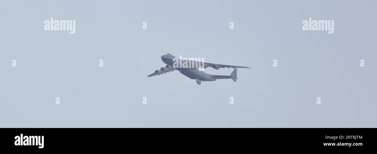 Kiew, Ukraine - 24. August 2021: Das Flugzeug Antonov 225 AN-225 Mriya, das größte Flugzeug der Welt vor blauem Himmel Stockfoto