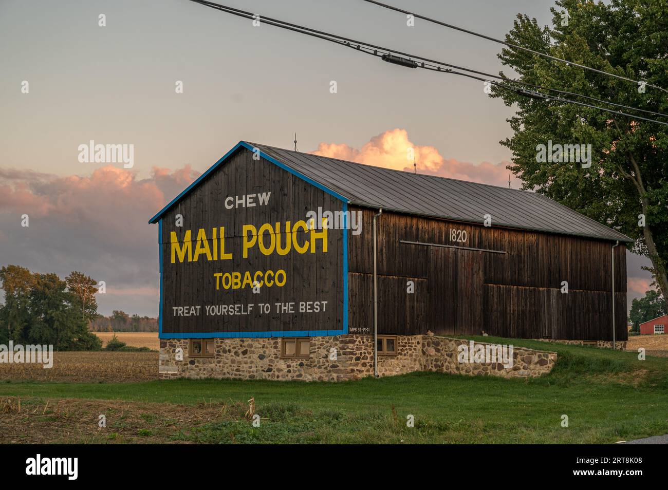 Im ganzen Nordosten gibt es Postbeutel-Scheunen, die Tabakwerbung betreiben. Stockfoto