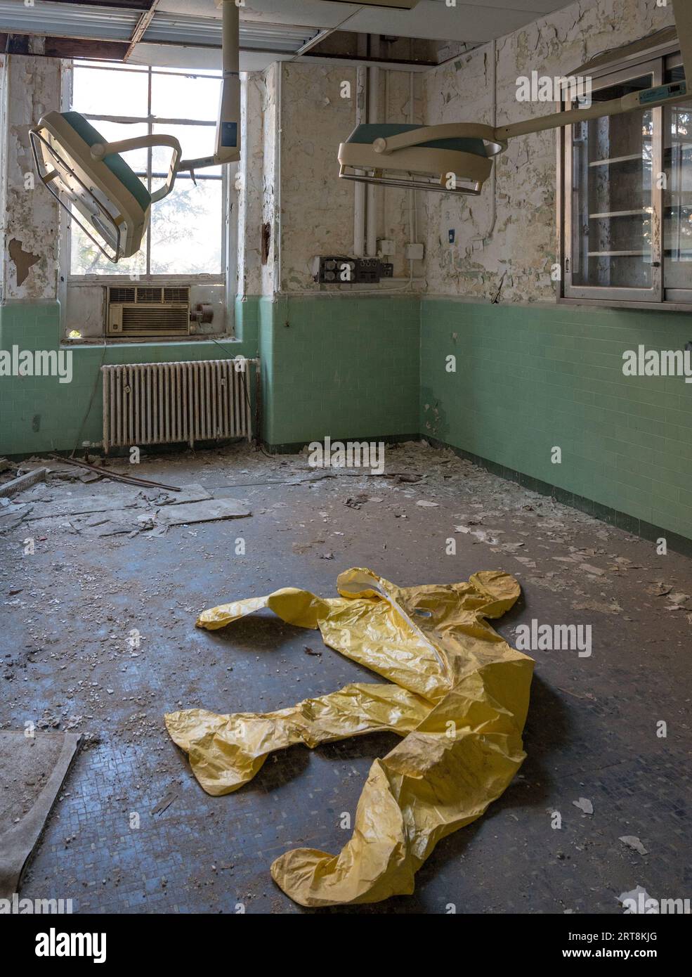 Gefahrgutanzug in einem verlassenen Krankenhaus Stockfoto