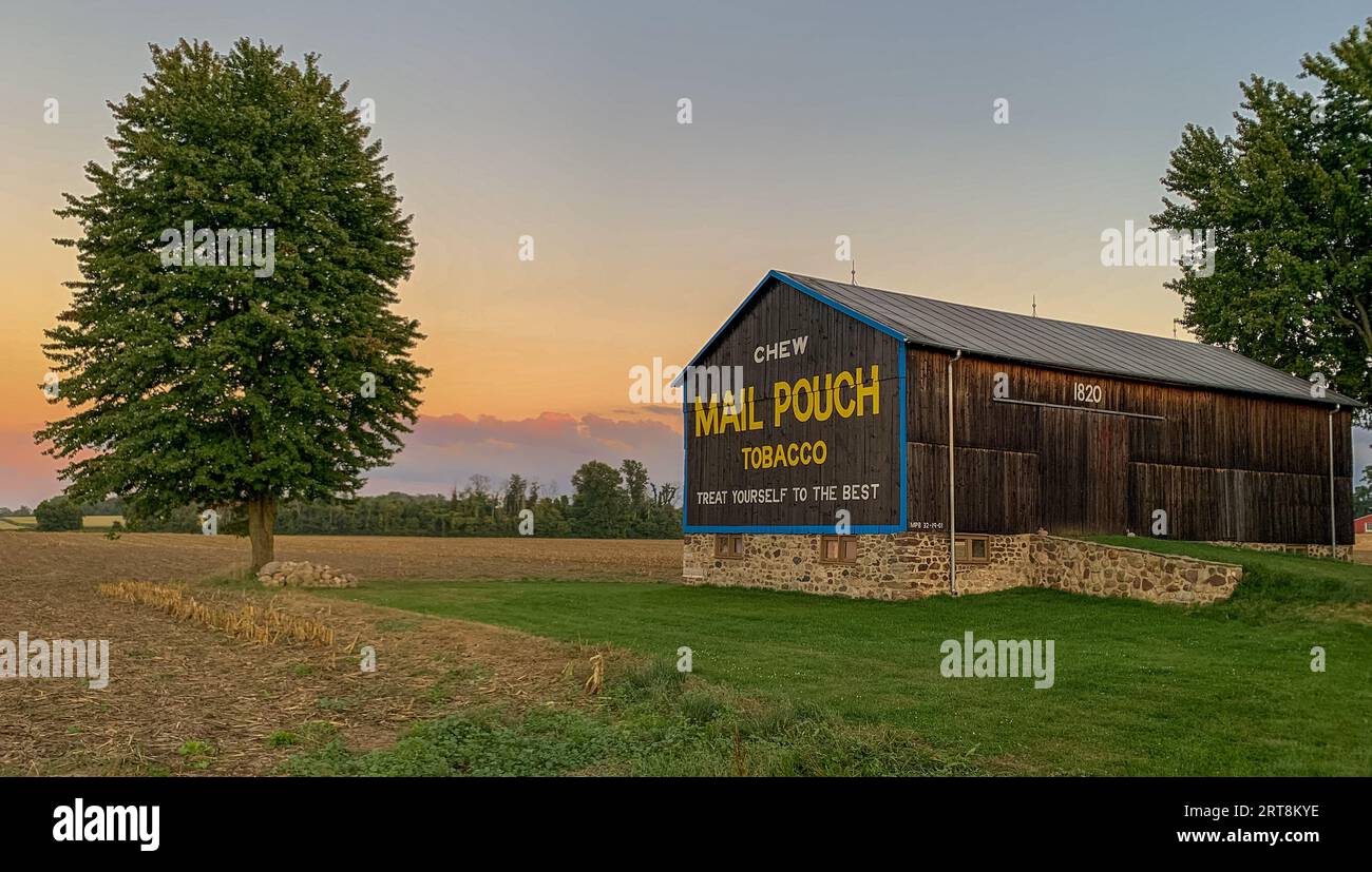 Im ganzen Nordosten gibt es Postbeutel-Scheunen, die Tabakwerbung betreiben. Stockfoto