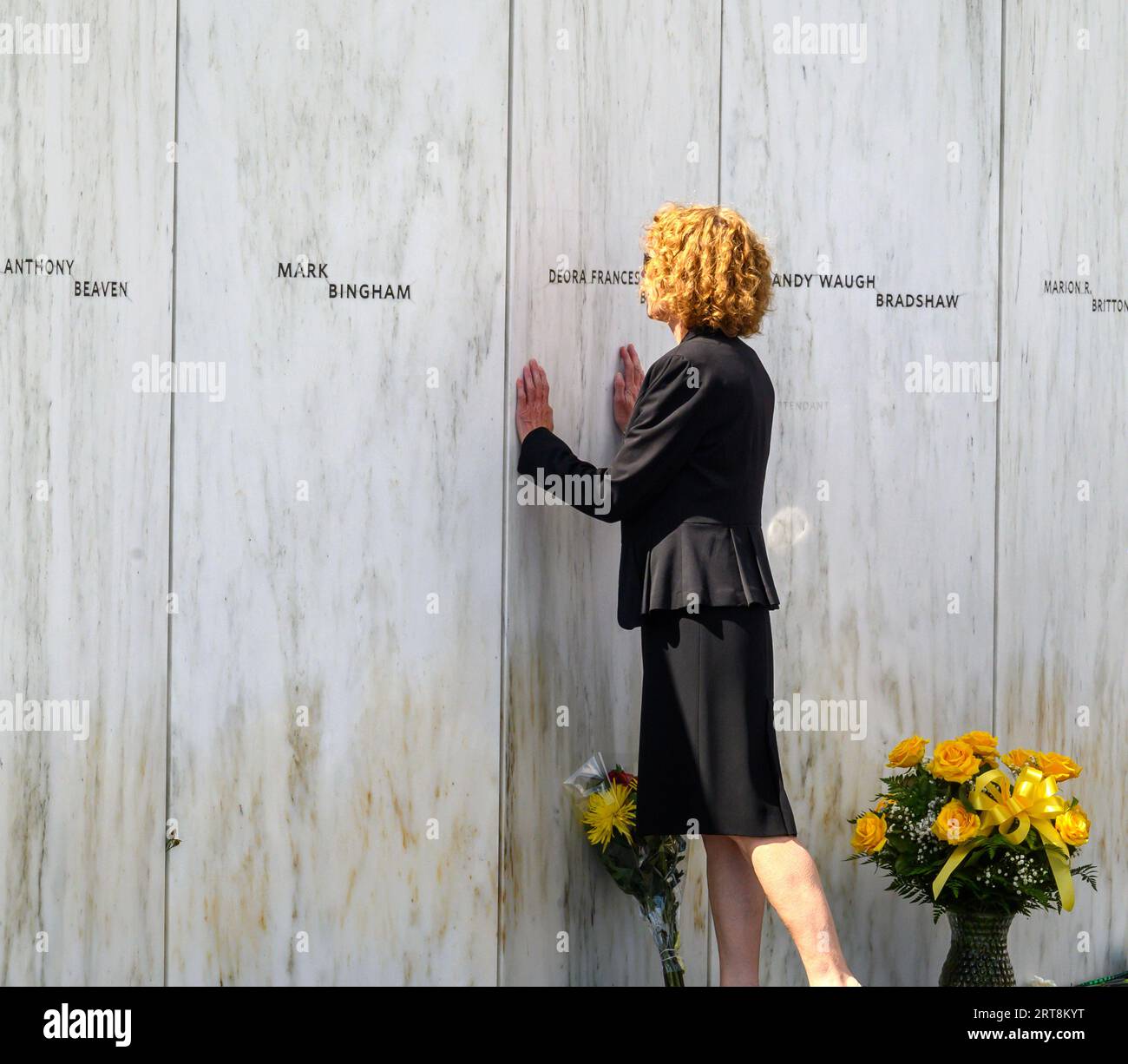 Shanksville, Usa. September 2023. Deb Borza, Tochter des Flugzeuglenkers 93, Deora Frances Bodley, hält inne und küsst den Namen ihrer Mutter vor der öffentlichen Kranzniederlegung am Montag, 11. September 2023 im Flight 93 National Memorial in der Nähe von Shanksville, Pennsylvania. Foto von Archie Carpenter/UPI Credit: UPI/Alamy Live News Stockfoto