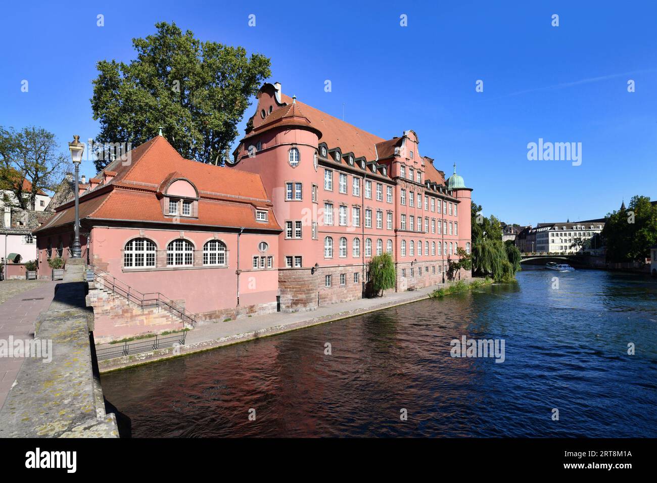 Straßburg, Frankreich - September 2023: Blick auf die öffentliche Grundschule Saint-Thomas an River III von der Brücke in der Straße Rue du Pont Saint-Martin in HIS Stockfoto
