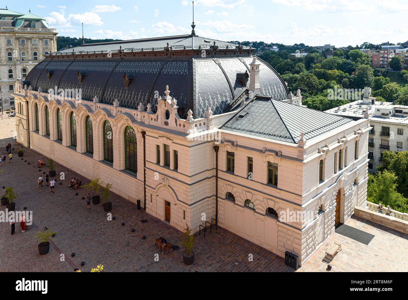 Die wiederaufgebaute Königliche Reithalle im Burgviertel von Budapest, Ungarn Stockfoto