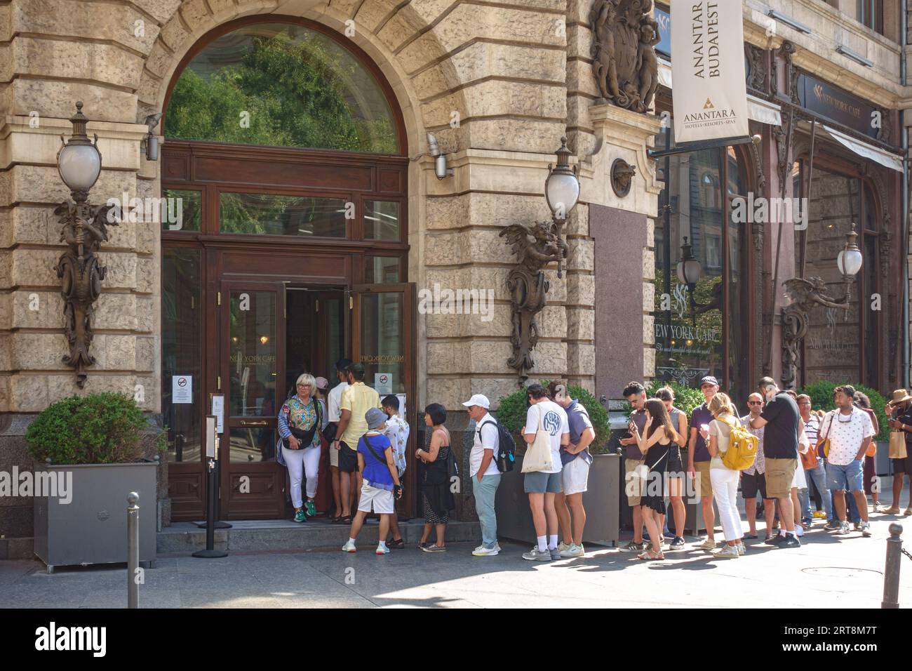 Eine Warteschlange reihte sich an, um das New York Cafe in Budapest, Ungarn, zu betreten Stockfoto