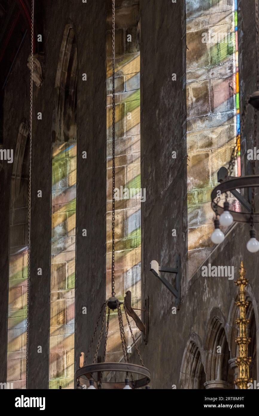 Das Innere einer verlassenen Kirche mit Reflektionen aus Buntglasfenstern. Foto von Liz Roll Stockfoto