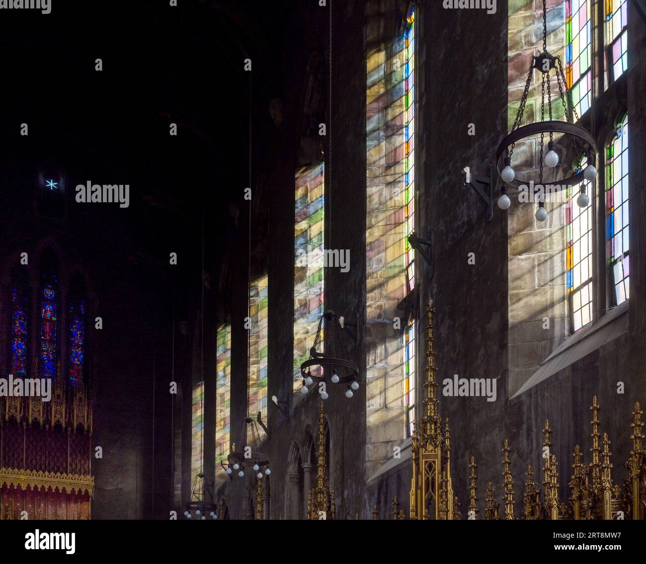 Das Innere der verlassenen Kirche mit Reflektionen aus Buntglasfenstern. Foto von Liz Roll Stockfoto