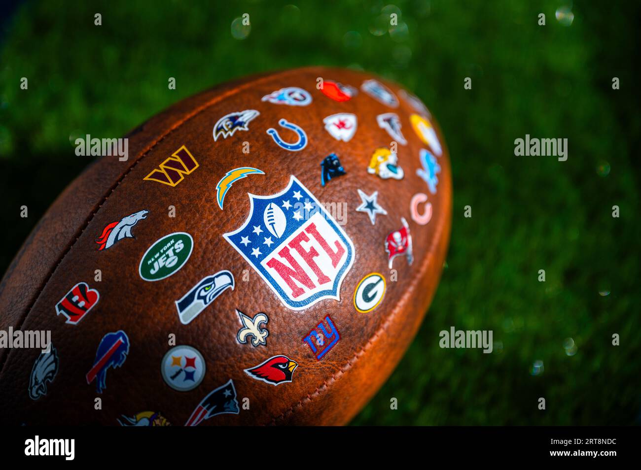 NEW YORK, USA, 11. SEPTEMBER 2023: NFL-Fußball, Logo der nationalen Fußballliga und Logos aller Mannschaften. Grüner Hintergrund, Bereich bearbeiten Stockfoto