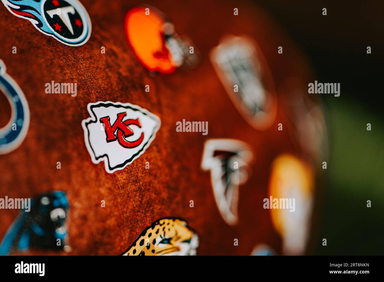 NEW YORK, USA, 11. SEPTEMBER 2023: Das Logo der Kansas City Chiefs wird auf dem NFL-Ball aus dem Leder platziert. Detaillierte Makroansicht Stockfoto