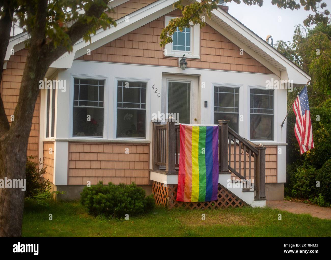 Gay Pride Flagge vor einem Haus in Greenport, NY Stockfoto