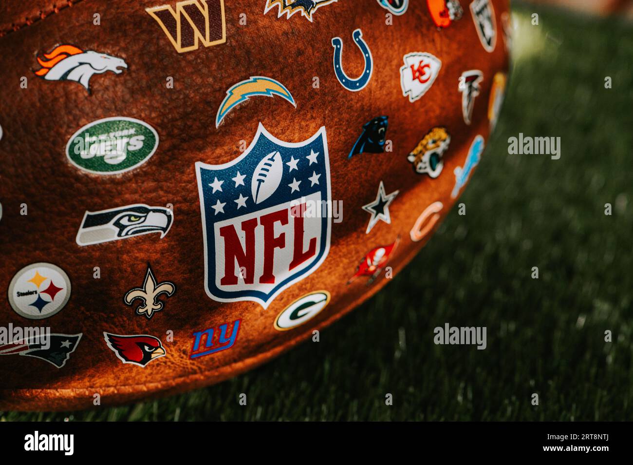 NEW YORK, USA, 11. SEPTEMBER 2023: Detailansicht des NFL Leather Ball - Offizieller Ball der National Football League mit Logos der Teams, die darauf platziert sind Stockfoto
