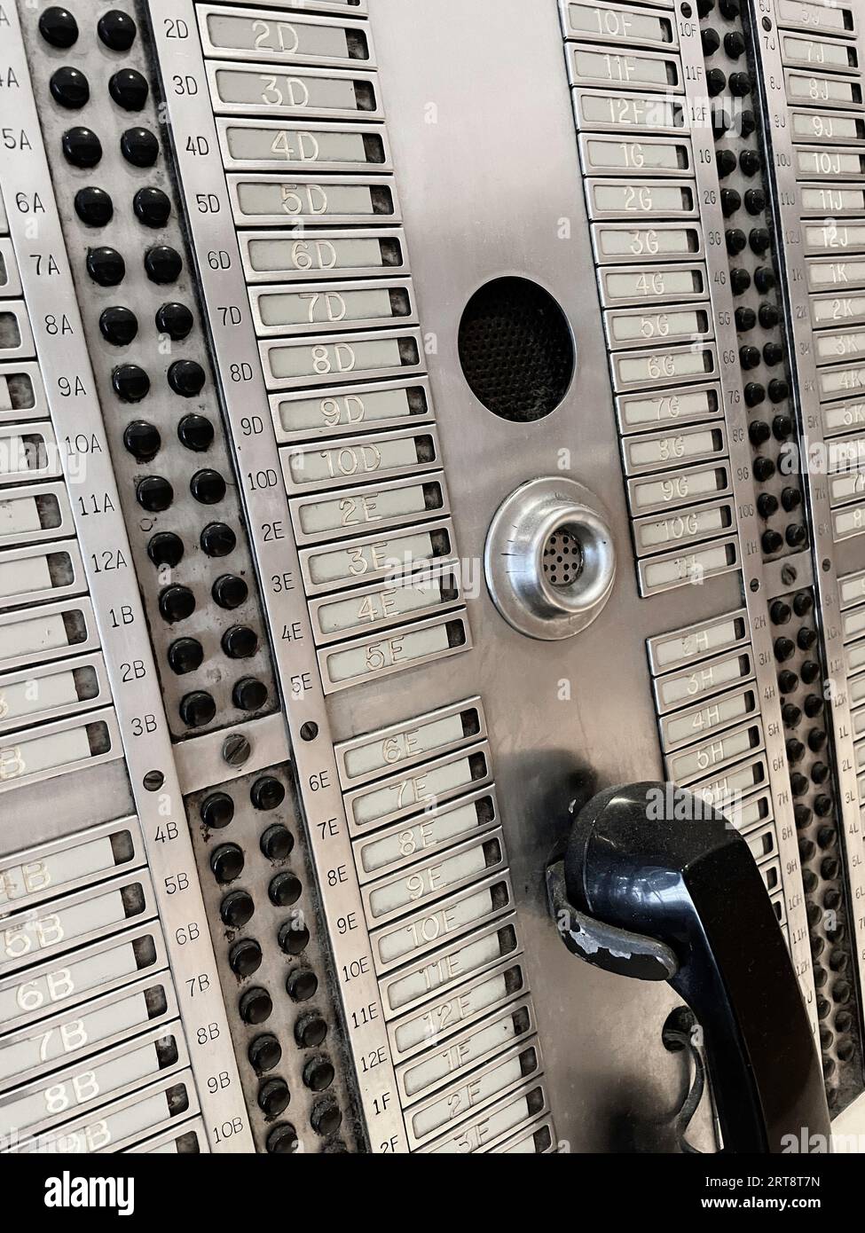 Nahaufnahme eines veralteten, altmodischen internen Callboards in der Lobby eines Apartmenthauses, 2023, New York City, USA Stockfoto