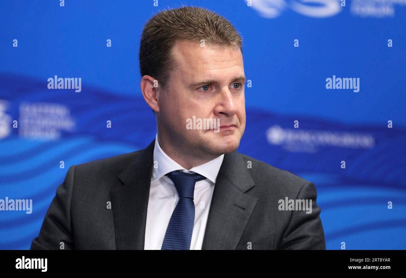 Wladiwostok, Russland. September 2023. Der russische Fernost und der arktische Minister Alexej Tschekunkow hören sich einen Bericht über die Entwicklung von Museen und kulturellen Bildungskomplexen zur Steigerung des Tourismus während einer Videokonferenz über die wirtschaftliche Entwicklung fernöstlicher Regionen an, die vom russischen Präsidenten Wladimir Putin am 11. September 2023 in Wladiwostok (Russland) veranstaltet wurde. Kredit: Mikhail Metzel/Kreml Pool/Alamy Live News Stockfoto