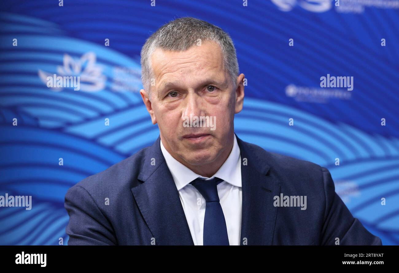 Wladiwostok, Russland. September 2023. Der stellvertretende russische Premierminister Juri Trutnew hört einen Bericht über die Entwicklung von Museen und kulturellen Bildungszentren zur Steigerung des Tourismus während einer Videokonferenz über die wirtschaftliche Entwicklung der fernöstlichen Regionen, die vom russischen Präsidenten Wladimir Putin am 11. September 2023 in Wladiwostok, Russland, veranstaltet wurde. Kredit: Mikhail Metzel/Kreml Pool/Alamy Live News Stockfoto