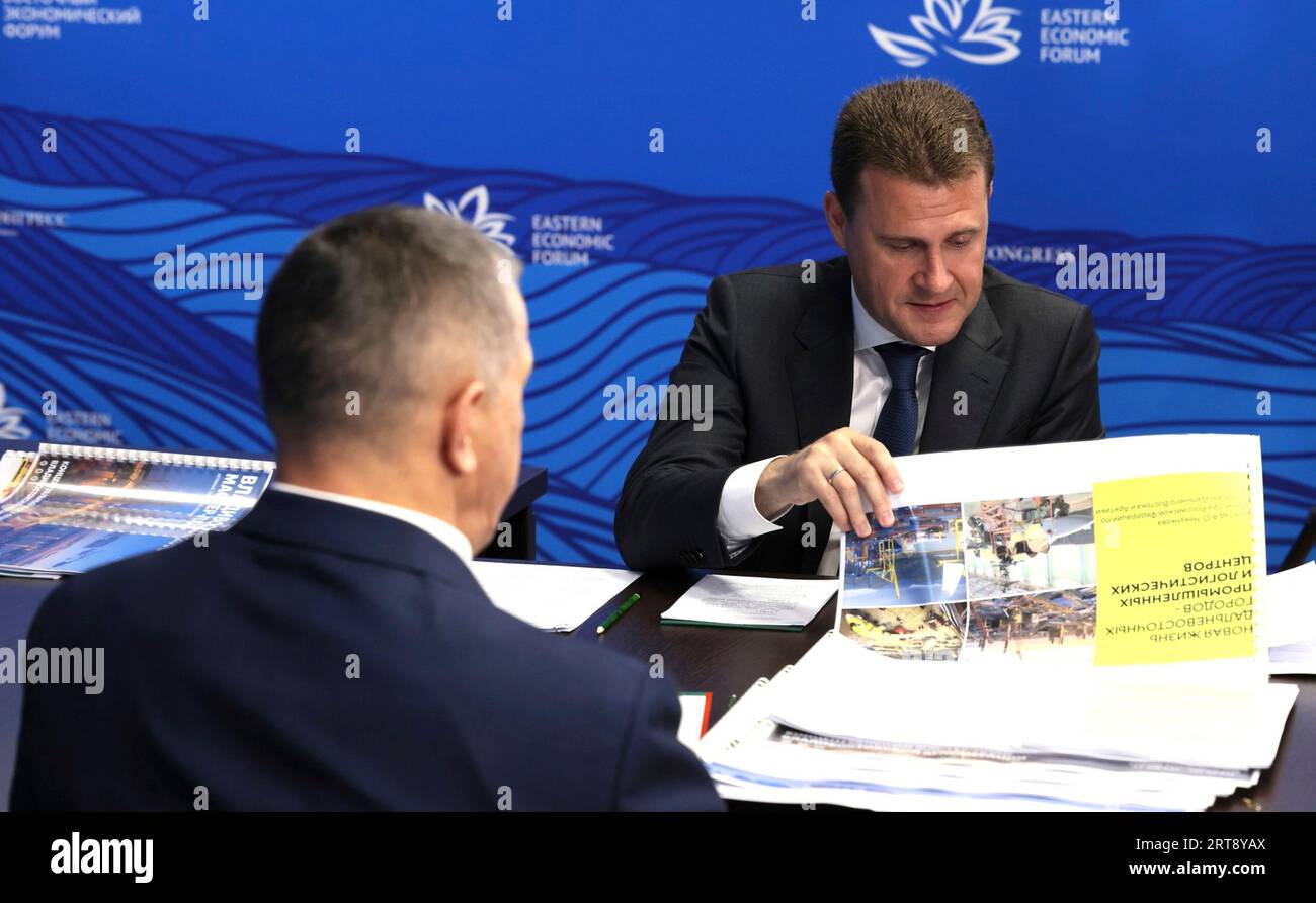 Wladiwostok, Russland. September 2023. Der russische Fernost und der arktische Minister Alexej Tschekunkow, rechts, berichten während einer Videokonferenz über die wirtschaftliche Entwicklung der Fernost-Regionen, die vom russischen Präsidenten Wladimir Putin am 11. September 2023 in Wladiwostok, Russland, veranstaltet wurde. Der stellvertretende Ministerpräsident Juri Trutnev, links, hört während des Treffens zu. Kredit: Mikhail Metzel/Kreml Pool/Alamy Live News Stockfoto