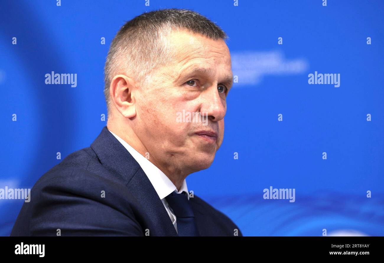 Wladiwostok, Russland. September 2023. Der russische Stellvertretende Ministerpräsident Juri Trutnew hört auf einer Videokonferenz über die wirtschaftliche Entwicklung der fernöstlichen Regionen, die vom russischen Präsidenten Wladimir Putin am 11. September 2023 in Wladiwostok (Russland) veranstaltet wurde. Kredit: Mikhail Metzel/Kreml Pool/Alamy Live News Stockfoto