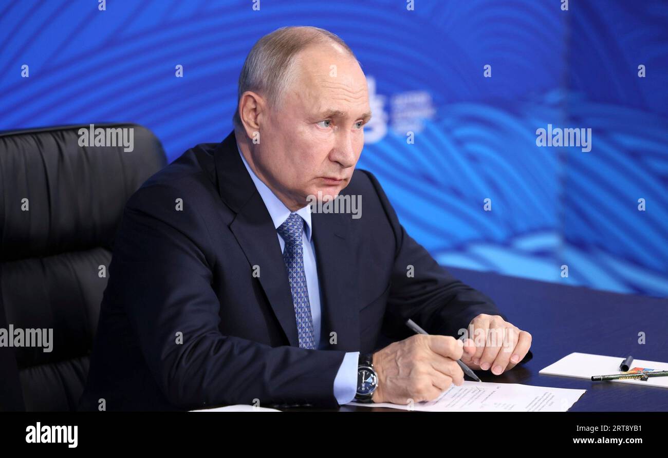 Wladiwostok, Russland. September 2023. Der russische Präsident Wladimir Putin hört sich einen Bericht über die Entwicklung von Museen und kulturellen Bildungskomplexen zur Steigerung des Tourismus während einer Videokonferenz über die wirtschaftliche Entwicklung fernöstlicher Regionen am 11. September 2023 in Wladiwostok, Russland, an. Kredit: Mikhail Metzel/Kreml Pool/Alamy Live News Stockfoto