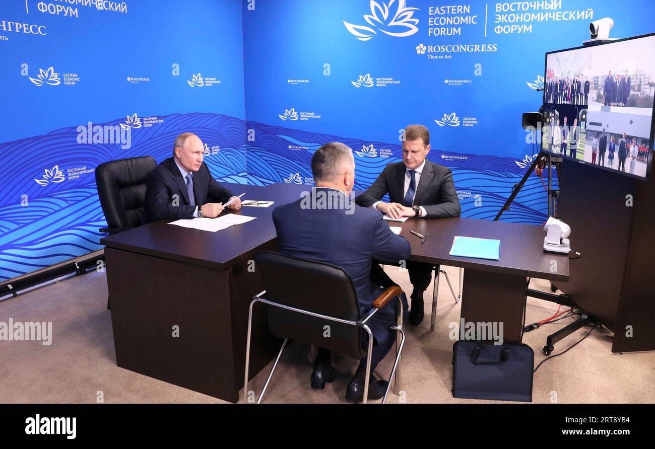 Wladiwostok, Russland. September 2023. Der russische Präsident Wladimir Putin, links, hört sich einen Bericht über die Entwicklung von Museen und kulturellen Bildungskomplexen zur Steigerung des Tourismus während einer Videokonferenz über die wirtschaftliche Entwicklung der fernöstlichen Regionen am 11. September 2023 in Wladiwostok, Russland, an. Zusammen mit Putin Fernost und dem arktischen Minister Alexej Tschekunkow, rechts, und stellvertretendem Premierminister Juri Trutnew, Mitte. Kredit: Mikhail Metzel/Kreml Pool/Alamy Live News Stockfoto