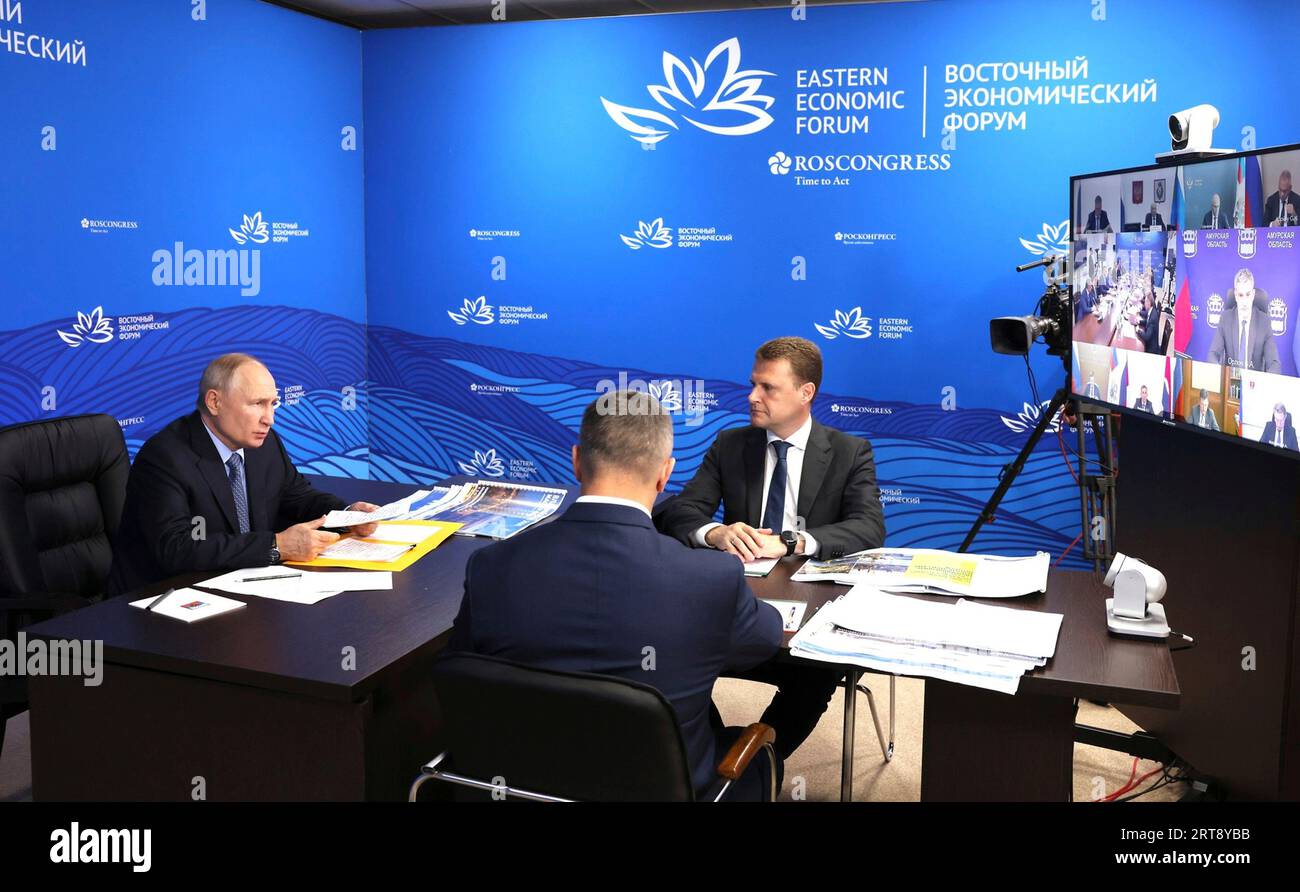 Wladiwostok, Russland. September 2023. Der russische Präsident Wladimir Putin, links, hält am 11. September 2023 in Wladiwostok, Russland, eine Videokonferenz über die wirtschaftliche Entwicklung fernöstlicher Regionen ab. Zusammen mit Putin Fernost und dem arktischen Minister Alexej Tschekunkow, rechts, und stellvertretendem Premierminister Juri Trutnew, Mitte. Kredit: Mikhail Metzel/Kreml Pool/Alamy Live News Stockfoto